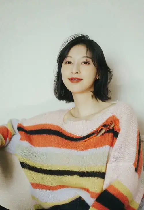 简介:张俪橘色妆优雅写真图片,分享一组张俪图片给大家,图中的明星