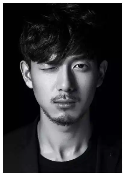 留胡子堪比整容的男明星王宝强帅到没边肖战像换了一张脸