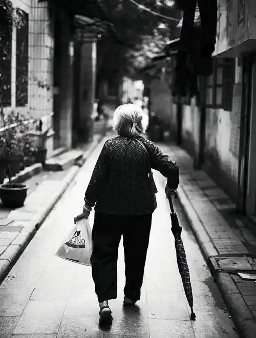 什么是妈妈?两张图感动了上亿人