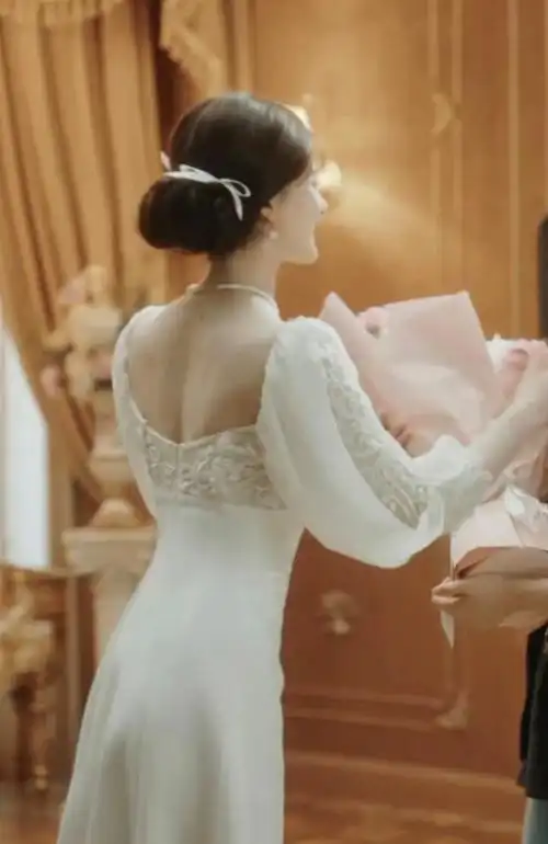 赵露思i民国时期留洋归国的千金大小姐,散发出高雅而俏皮的气质