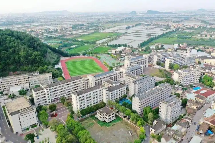 最新航拍图中山市第二中学位于黄圃镇内,学校办学历史年代久远,历经数