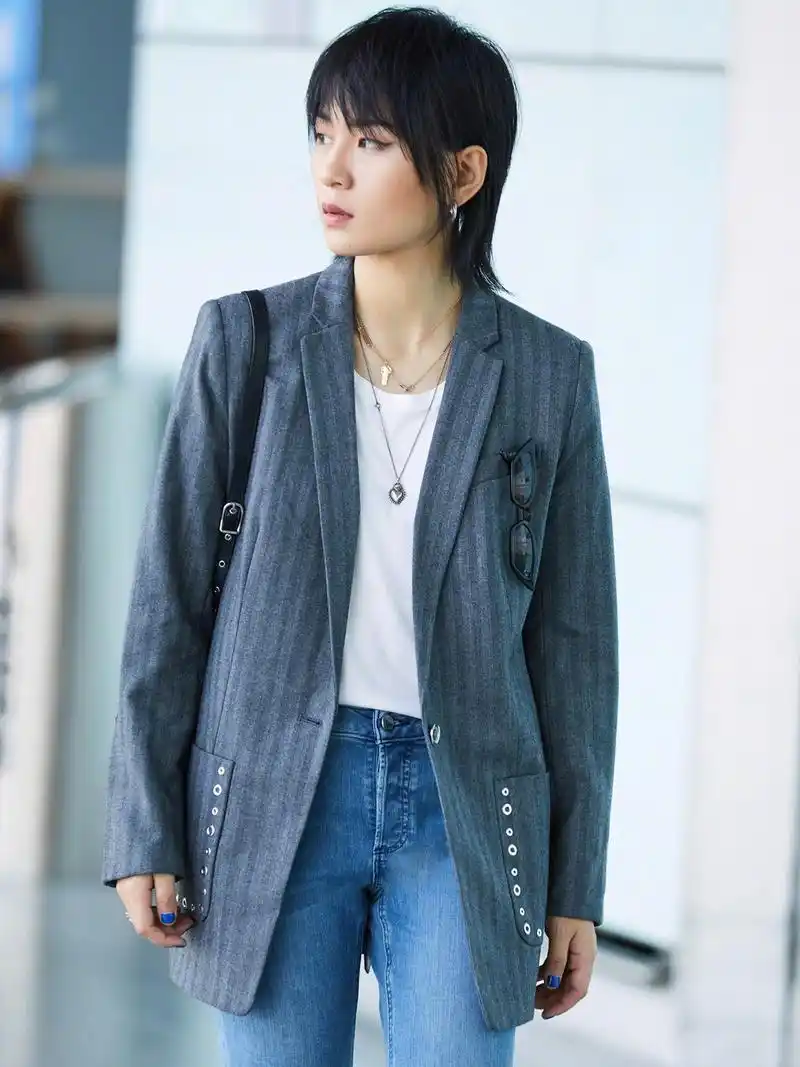 周笔畅一头利落短发碎碎的,妆容清淡偏向中性风,搭配上演的眼线妆容