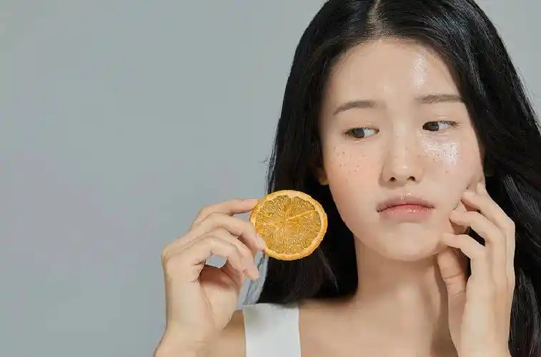 祛斑产品的本质是脱皮(剥脱剂),美白产品只能做到预防,是不能祛除斑点