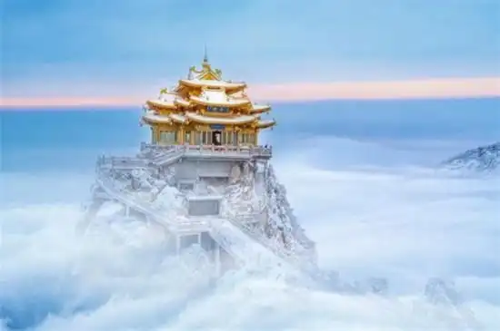 仿若天上宫阙,雪后老君山雾凇云海,琼楼玉宇美成仙境