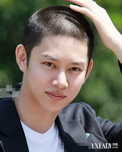 精选男学生平头发型清爽打造真帅哥