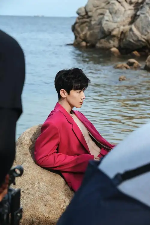 白敬亭微博写真图片