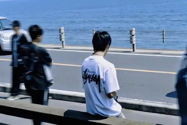 投:背影都那么有氛围感 路人随手一拍可以做壁纸了    #刘耀文##刘