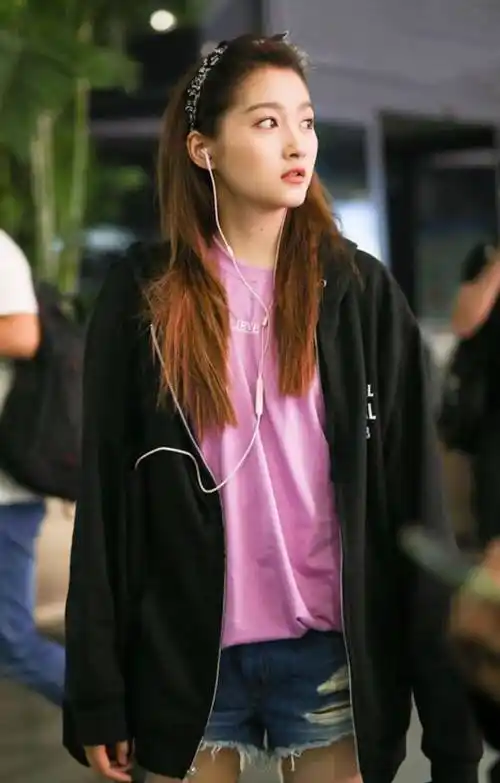 原创关晓彤走机场挺有牌面跟俩保镖一堆助理穿3万多外套气场全开
