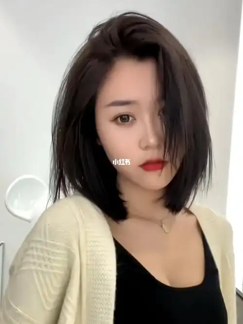 被封神的女生发型之一一刀切短发