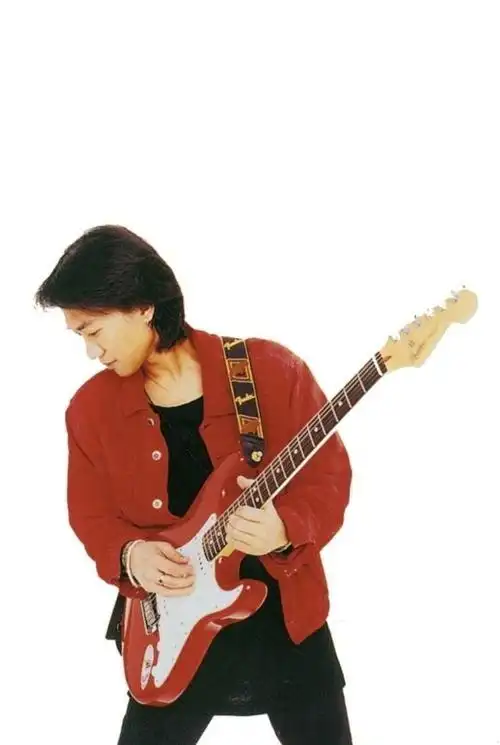 黄家驹的名字对于很多90后来说是难以忘记的名字,尤其是当年他和整个