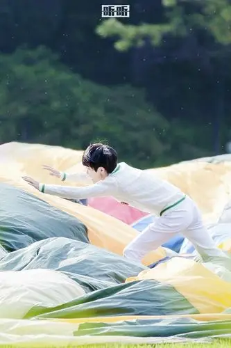 [tfboys][分享]150614 千玺自在如风光脚奔跑 克服恐高乘坐热气球