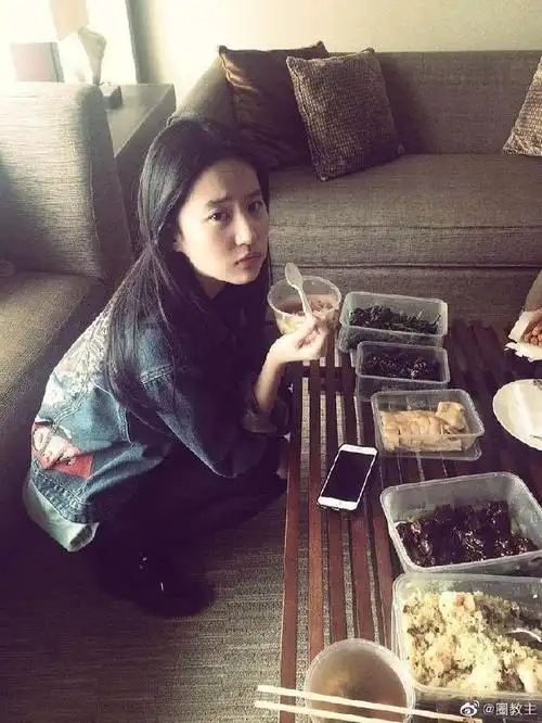 微博之夜两个重点杨紫站肖战身边绝配刘亦菲胖成天蓬姐姐