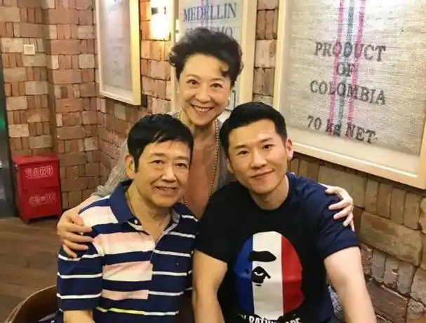 父母不帮忙,王骁也没生气过.