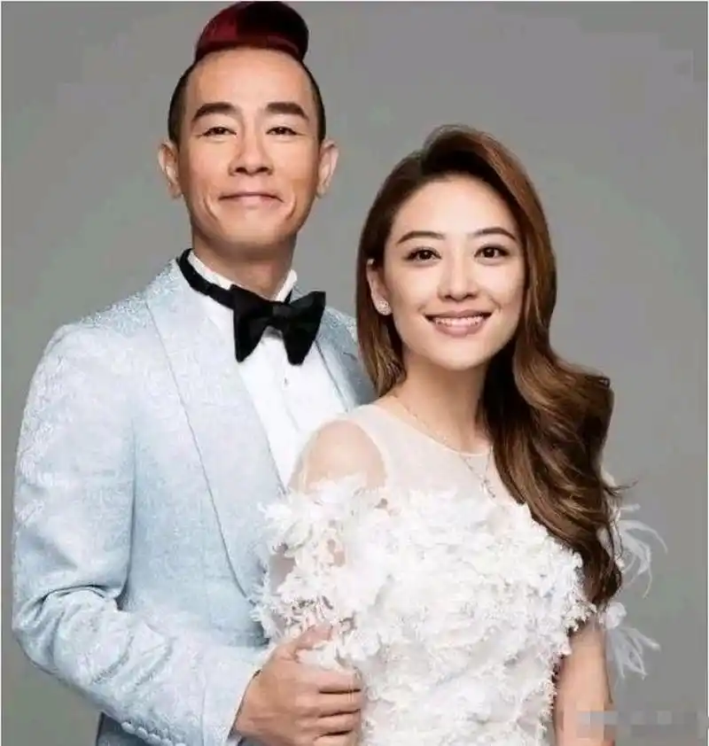 2003年,陈小春张柏芝两人同游曼谷,游泳池旁张柏芝穿着比基尼,娇嗔地