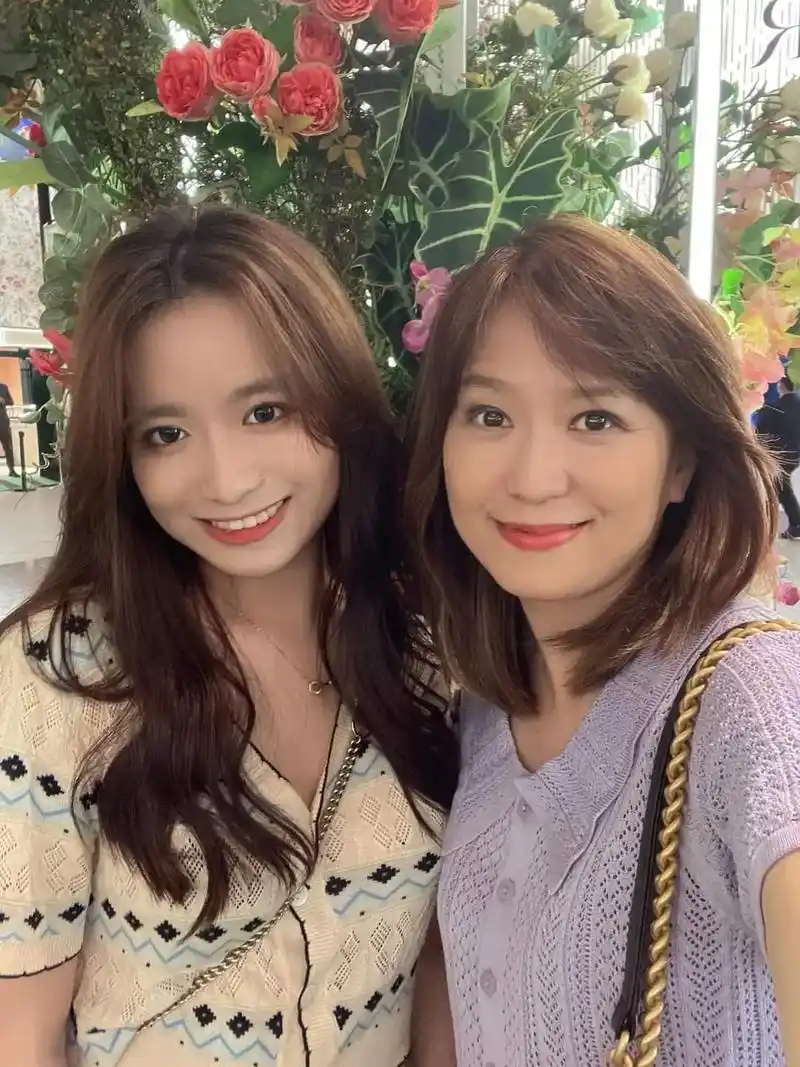 周玉琴主播提前为女儿过18岁生日.周玉琴主播提前为女儿过18 - 抖音