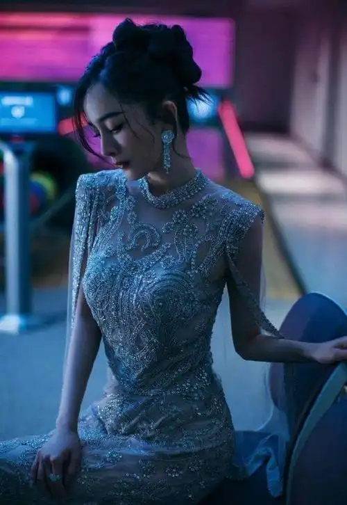 杨幂金色礼服写真