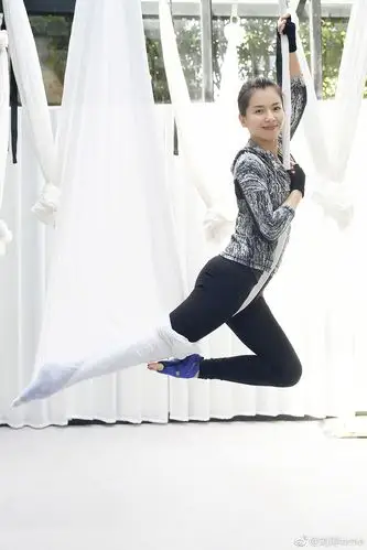 刘涛解锁客栈新技能练习空中花式瑜伽