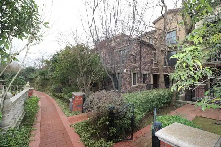 龙湖滟澜山(别墅)6室3厅5卫345㎡南北800万