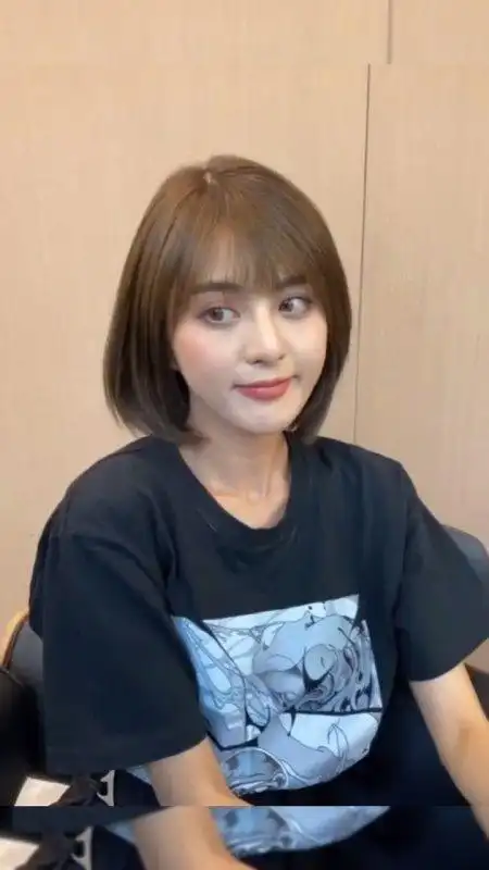 适合圆脸女生的发型,好打理的"锁骨发气垫烫"