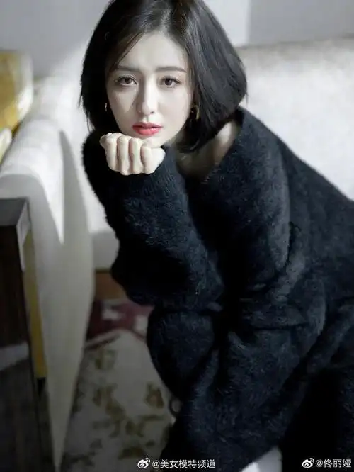 佟丽娅短发造型拍写真温婉清冷穿黑色居家服露香肩锁骨