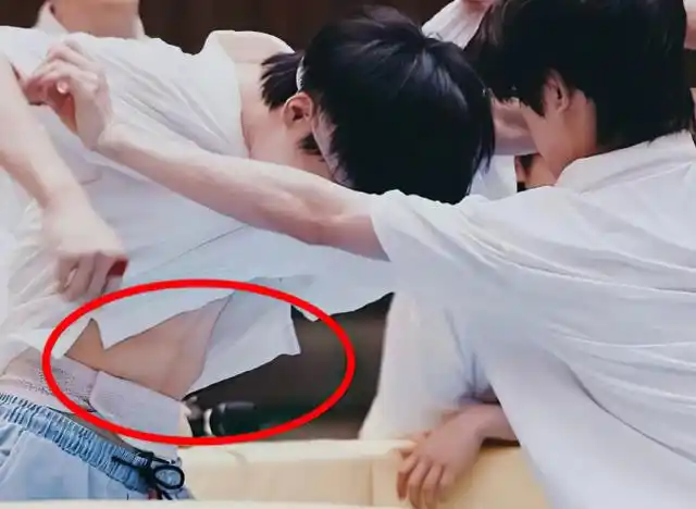 张真源庆祝毕业晒腹肌,人鱼线锦上添花,才18岁身材好到服气