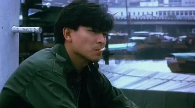 这种抽烟的动作也只有刘德华做的出来,听着这歌曲也是醉了