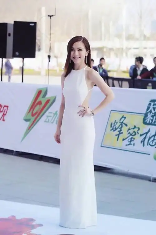 邓紫棋真敢穿一身白裙尽显身材网友她到底是有多矮