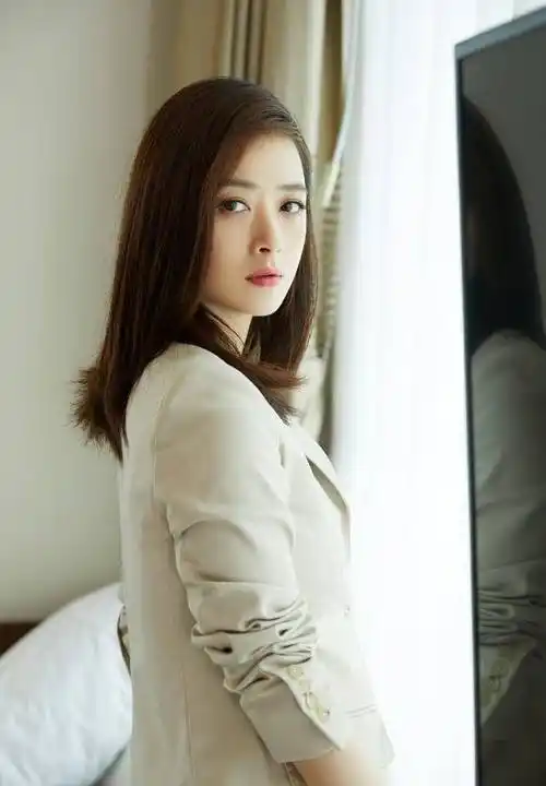 35岁蒋欣换造型,一款锁骨短发搭配休闲装,显小10岁都不止,真美_齐刘海