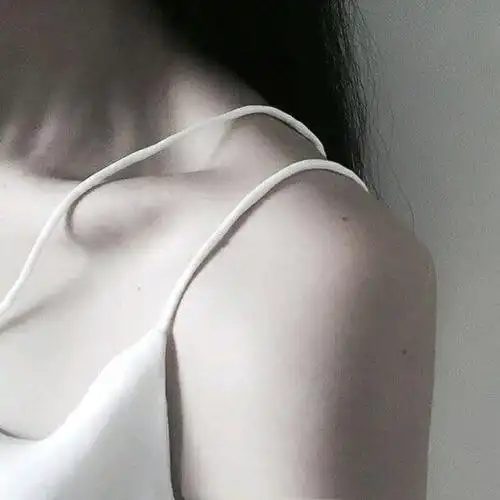 女生锁骨上半身图