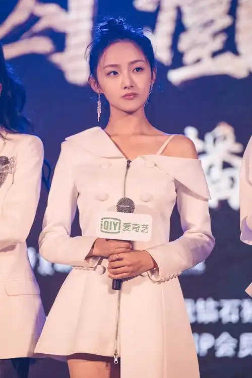 吴佳怡亮相《凤囚凰》发布会 关晓彤表白"你是我的例外"