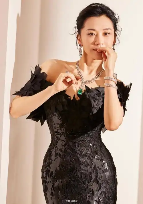 许晴52岁状态引热议紧身裙身材惊艳半生单身未育气质优雅妩媚