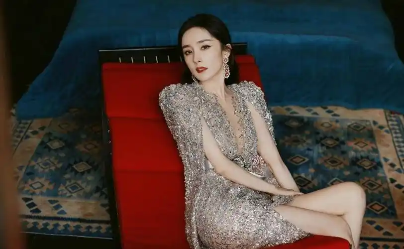 原创杨幂无滤镜也太惊艳了穿亮片礼服裙高级大气满满国际范