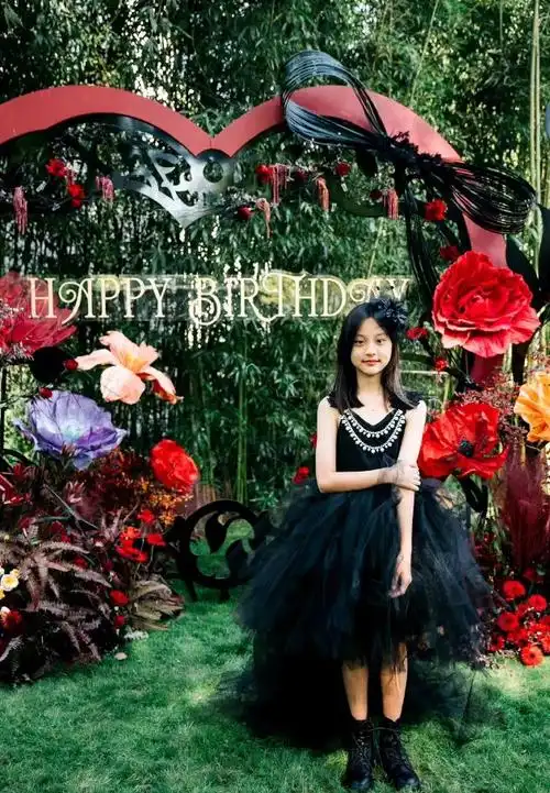 甜馨生日会真隆重!李小璐穿露脐装跟贾乃亮高调同框,嗯哼也来了