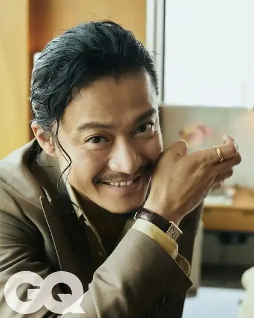 39岁小栗旬拍杂志写真卷发胡须逐渐赵本山化