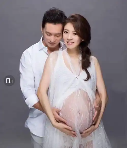 安以轩晒大肚照《封肚篇》与老公儿子的孕肚写真,简直不要太甜蜜