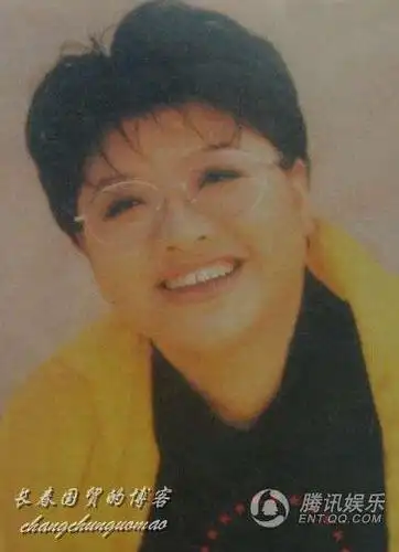 韩红昔日青涩旧照曝光 明眸皓齿眉清目秀 看瘦韩红有多美