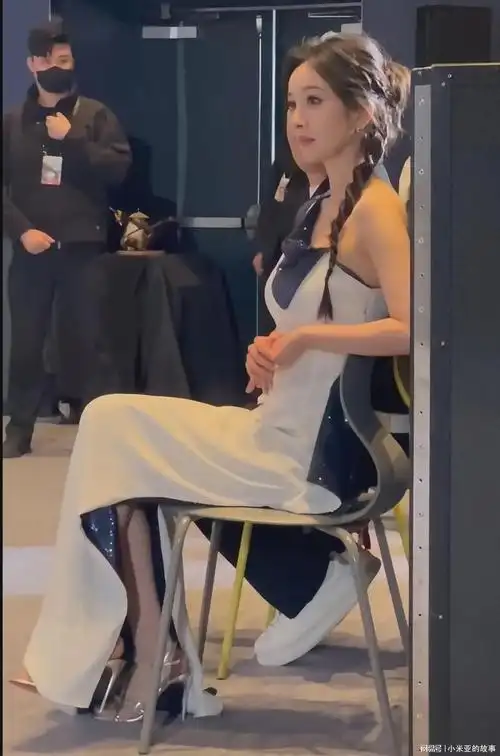 杨幂后台直拍流出乖巧坐姿成焦点网友班花级女神