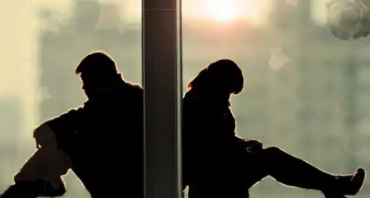 分手背靠背走的图片