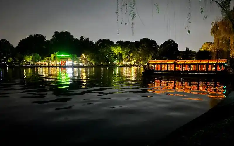 和小桃一起旅行的第一天:飞往杭州,当地美食,西湖夜景.