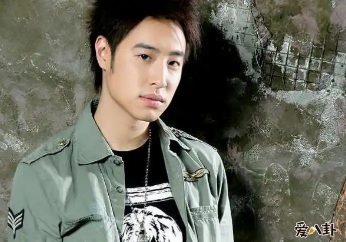 很多人都以为他很矮,其实网络上曾经传出一张潘玮柏的照片,照片中的他