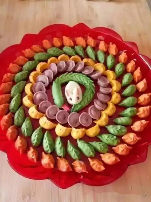 两个擀皮五个包不一会儿一大盘饺子就包好了寓意 吉祥如意,早生贵子的