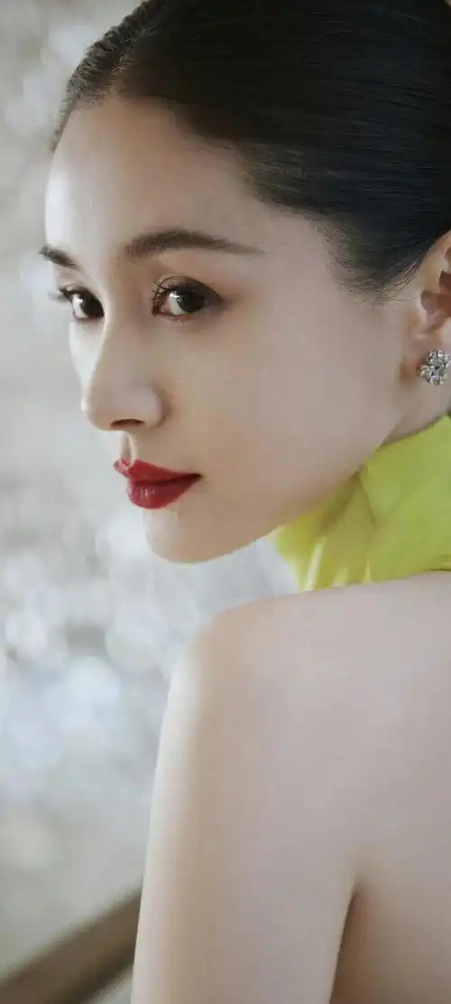 美女系列壁纸第128期,我们带来了一位独具魅力的女性——王子文.