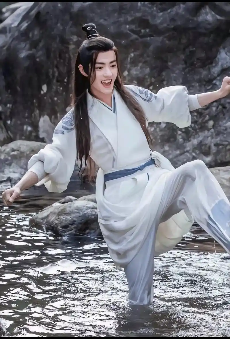 回头看,轻舟已过万重山#肖战魏无羡 #肖战 #绝美 #古装  - 抖音