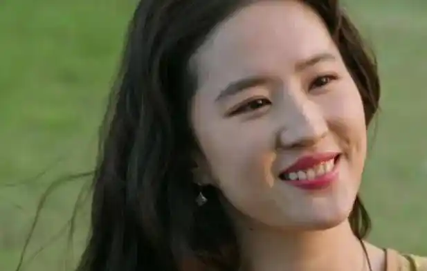 刘亦菲出发参加巴黎时装周,下半身消失,露出大长腿带着墨镜,被一些