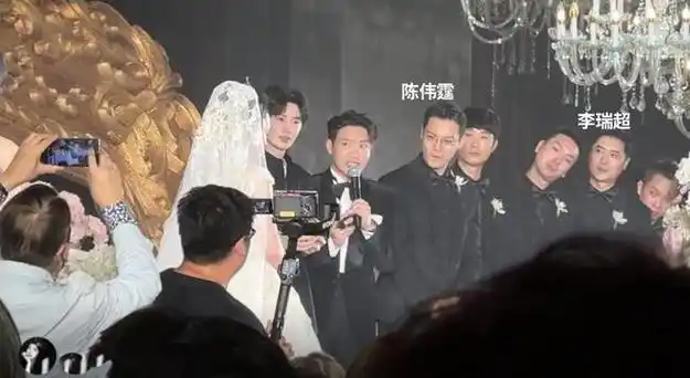 陈伟霆一家3口出席婚礼,新郎身份不简单,曾和袁冰妍传绯闻!