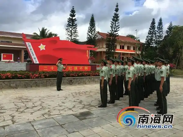 海南边防官兵面向党旗庄严宣誓入党誓词.