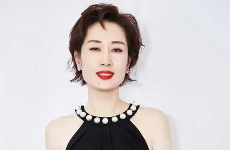 网友机场偶遇刘敏涛,虽然年龄不小但潮流范儿十足