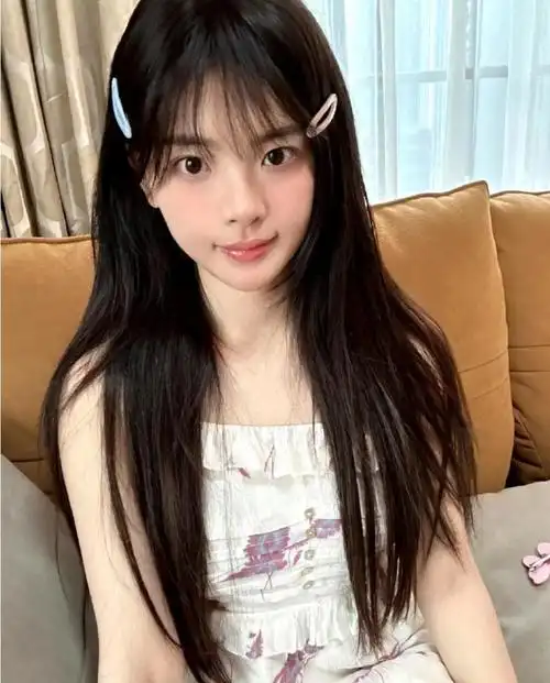 杨超越剪下一缕刘海,焕发出清新的高中生气息,仿佛春天的微风拂过