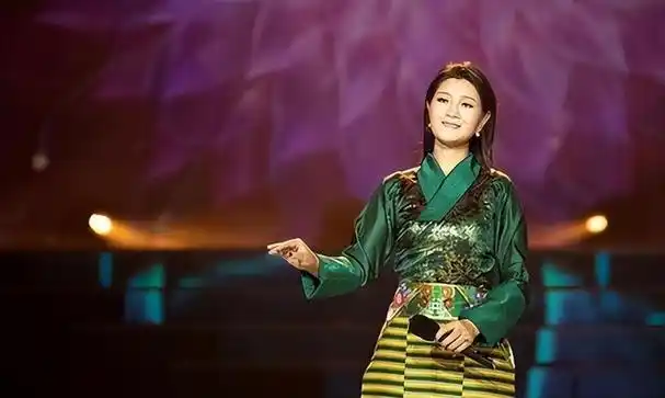 这位草原女孩以她悠扬的嗓音和动人的歌声,赢得了众多歌迷的喜爱.