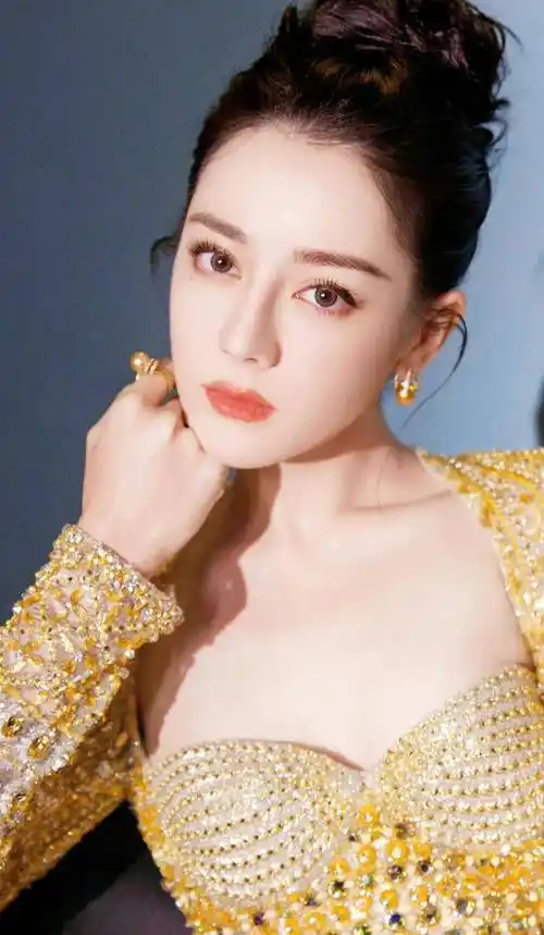 迪丽热巴穿金色礼服大露美背,大秀事业线好迷人_身材_千金_长裙